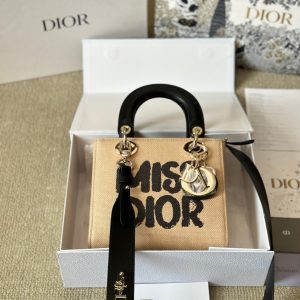 Dior new arrival lady bag size: 20*18 cm