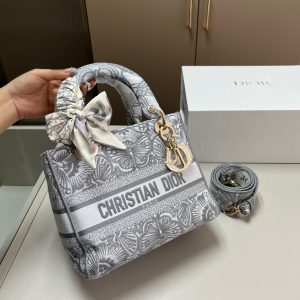 Dior new arrival lady bag size: 24*20 cm