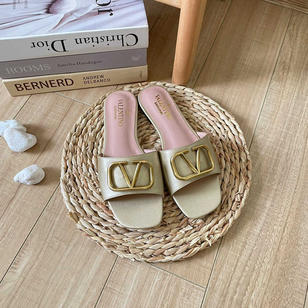 V Buckle Flat Slippers - Image 3