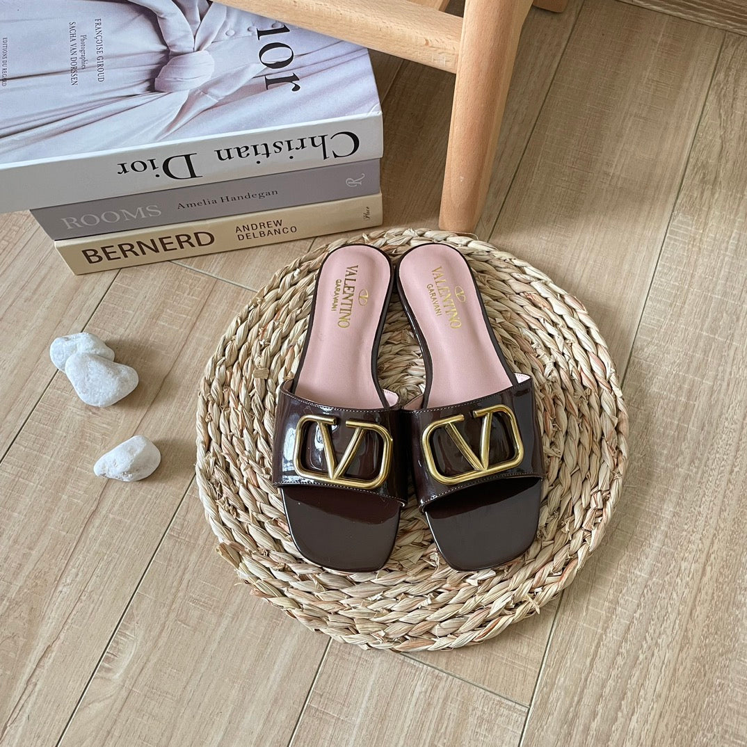 V Buckle Flat Slippers - Image 4