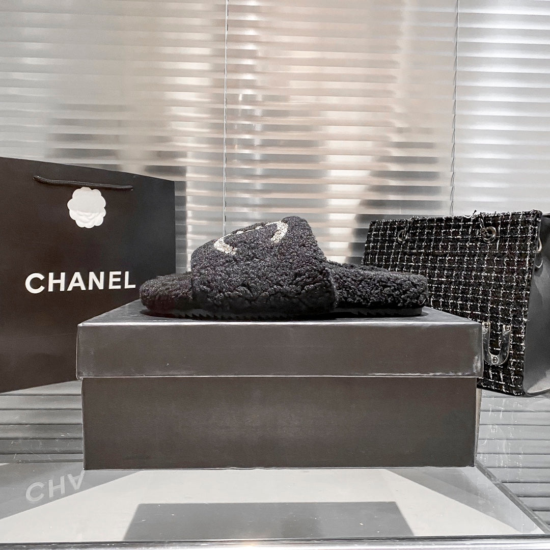 Diamond Logo Flat Fur Slippers - Image 4