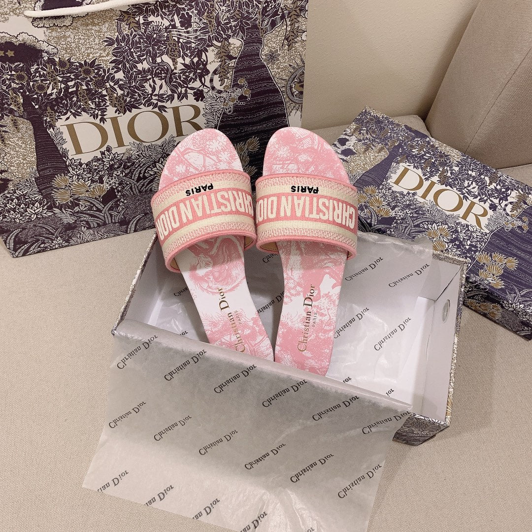 Embroidered Women's Slippers - Image 4