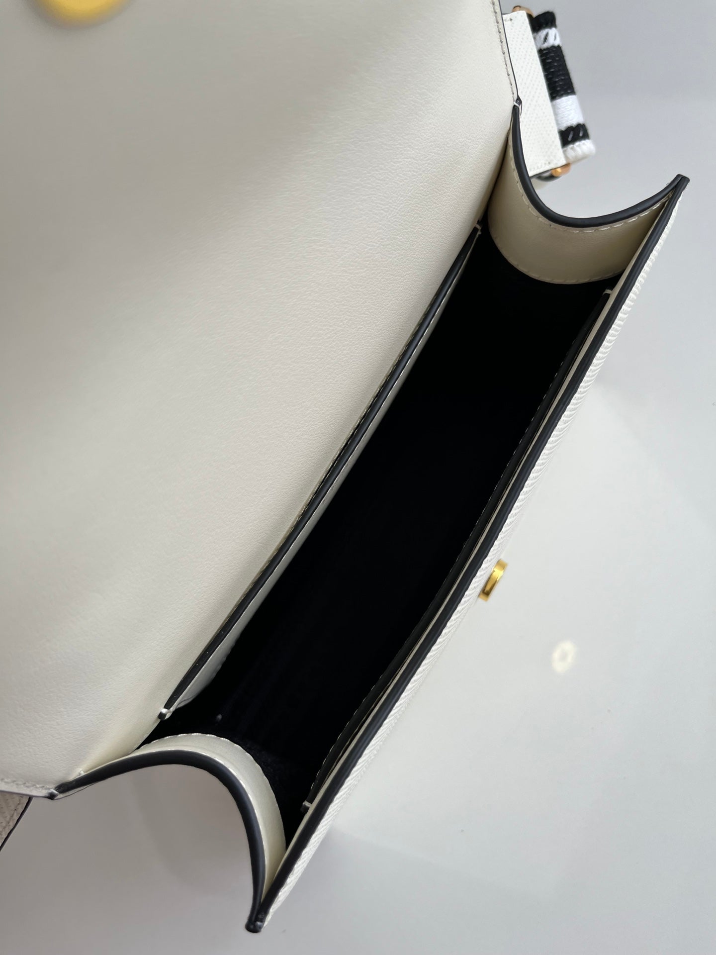 Prada Monochrome Saffiano 21 Leather Bag in White 21x14x6.5cm - Image 5