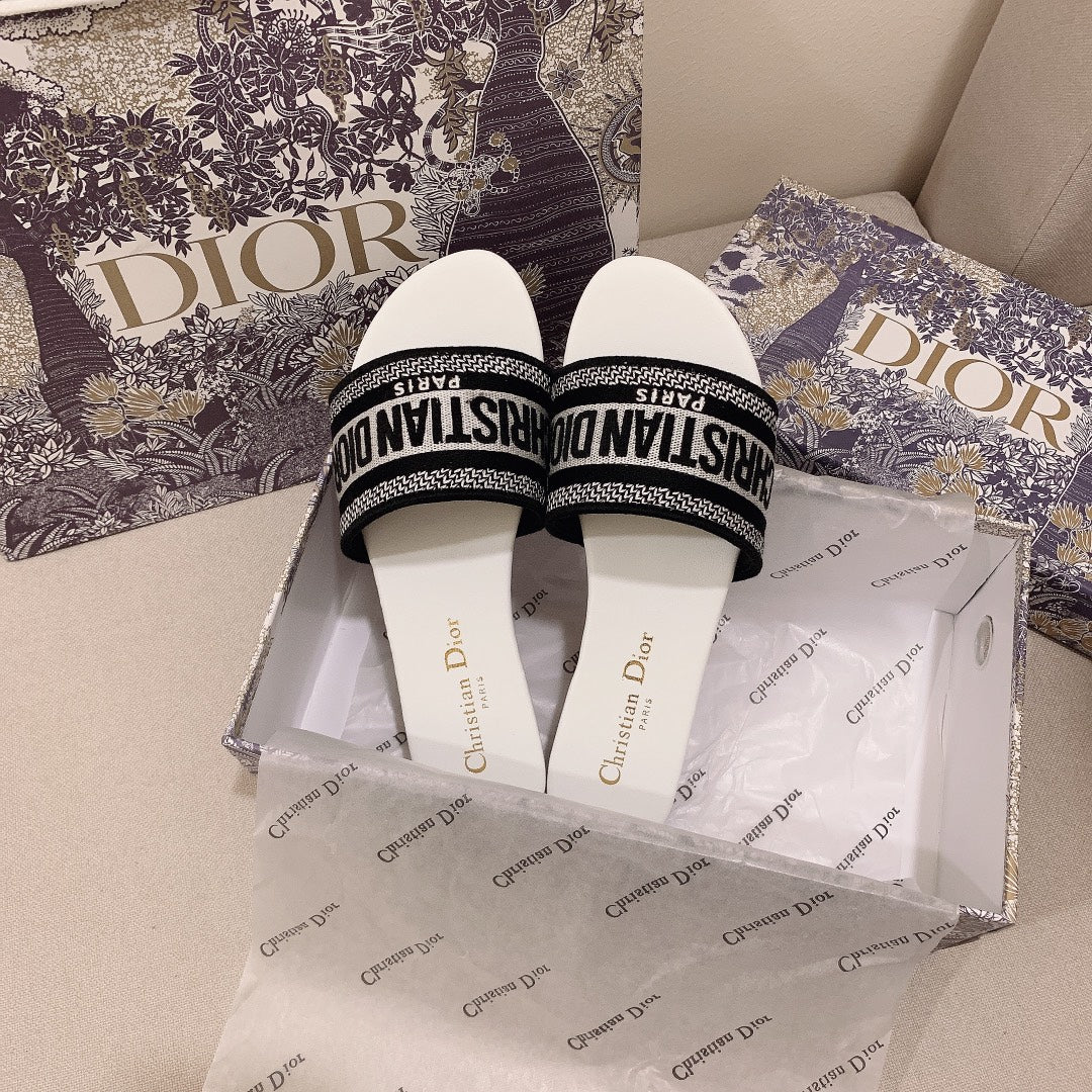 Classic Women's Solid Color Embroidery Slippers - Image 8
