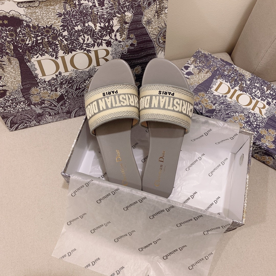 Classic Women's Solid Color Embroidery Slippers - Image 7