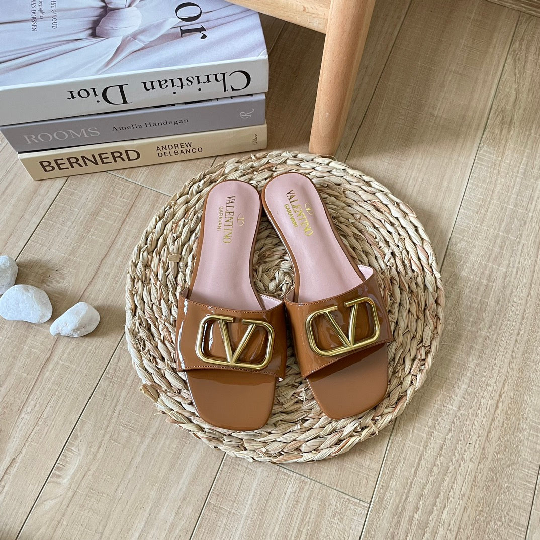 V Buckle Flat Slippers - Image 9
