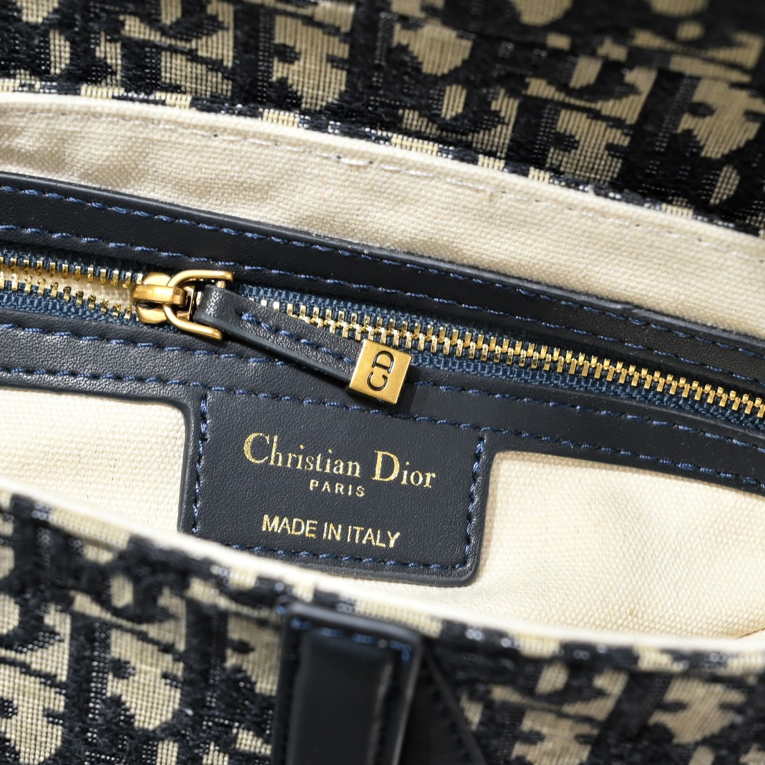 D saddle Be a classic with classics crossbody bag - Image 2