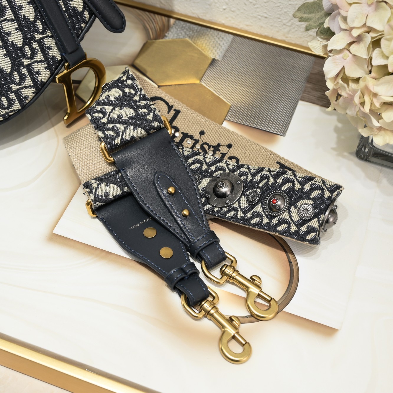 D saddle Be a classic with classics crossbody bag - Image 4