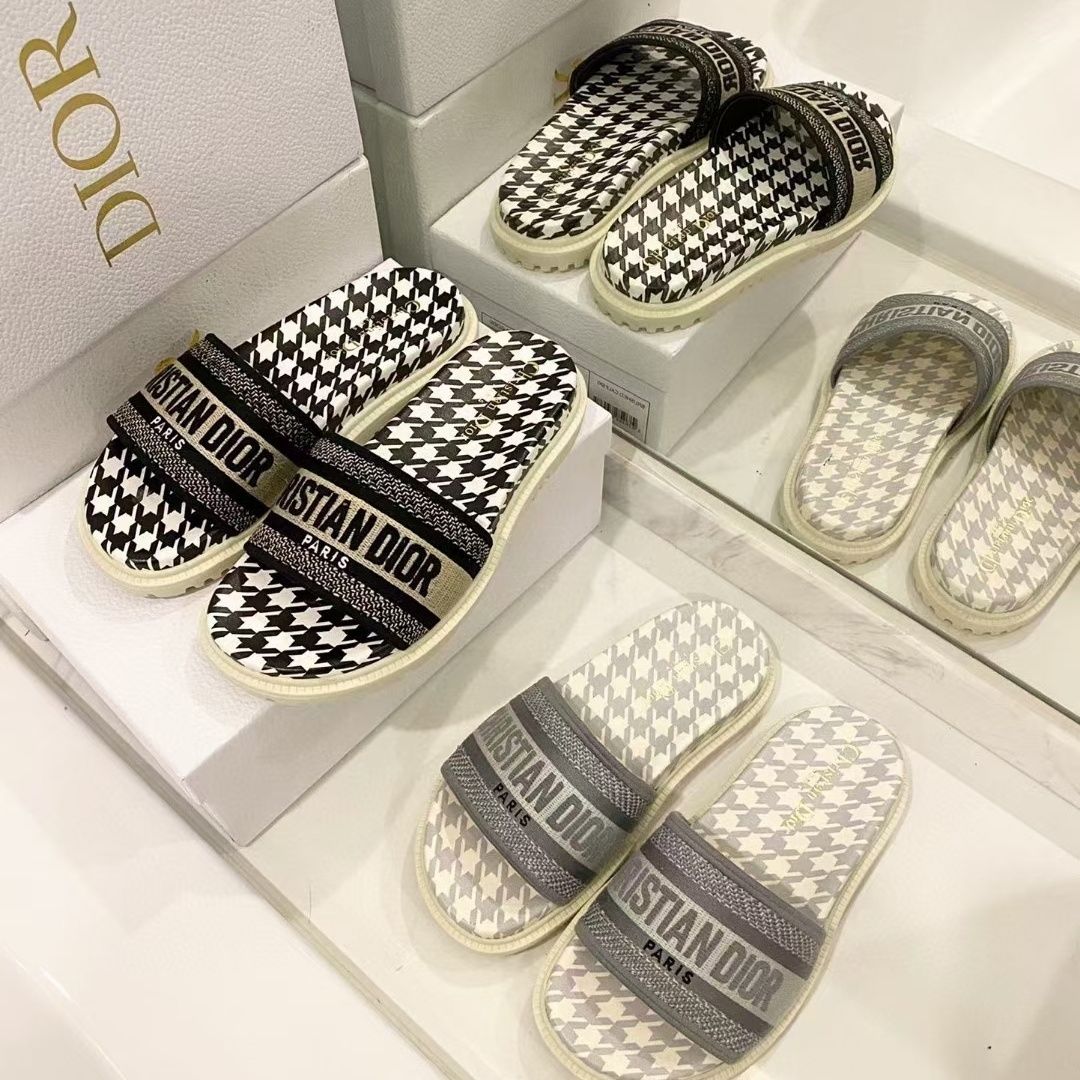 Houndstooth Embossed Slipper Sandals - Image 2